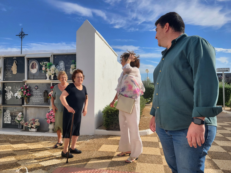 Gabi Santos visita el Cementerio Municipal