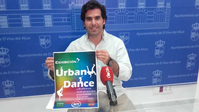 rueda enrique con cartel