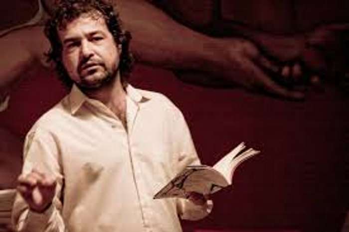 rueda pilar con cartel