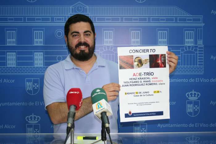 rueda juan con cartel