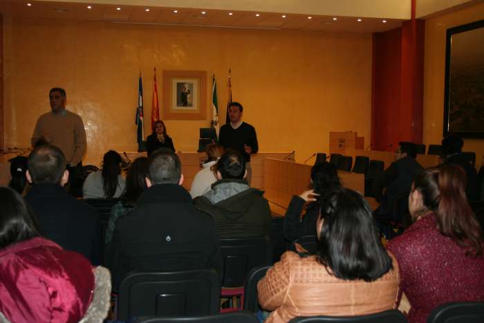 reunion alcalde emplea joven