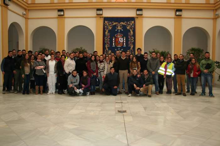 reunion alcalde emplea joven