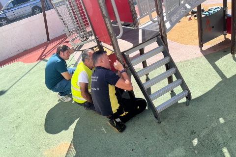 Arreglos en la zona de juego infantil de la plaza Donantes de Sangre 1