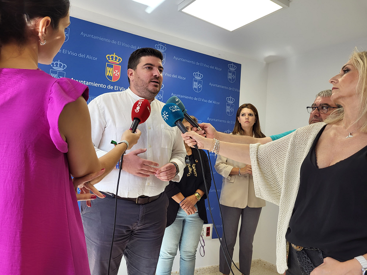 Gabi Santos atiende a los medios de comunicación