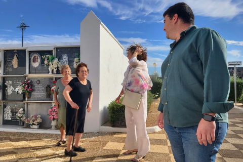 Gabi Santos visita el Cementerio Municipal
