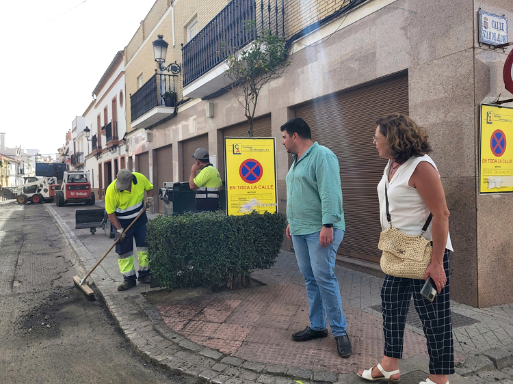 Gabi Santos y María José Sánchez asfaltado calle rosario