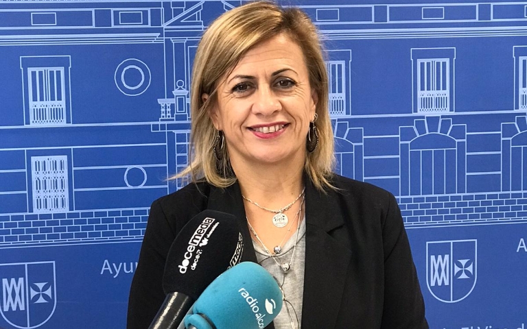 Gracia Miranda presenta el Cheque de Material Escolar