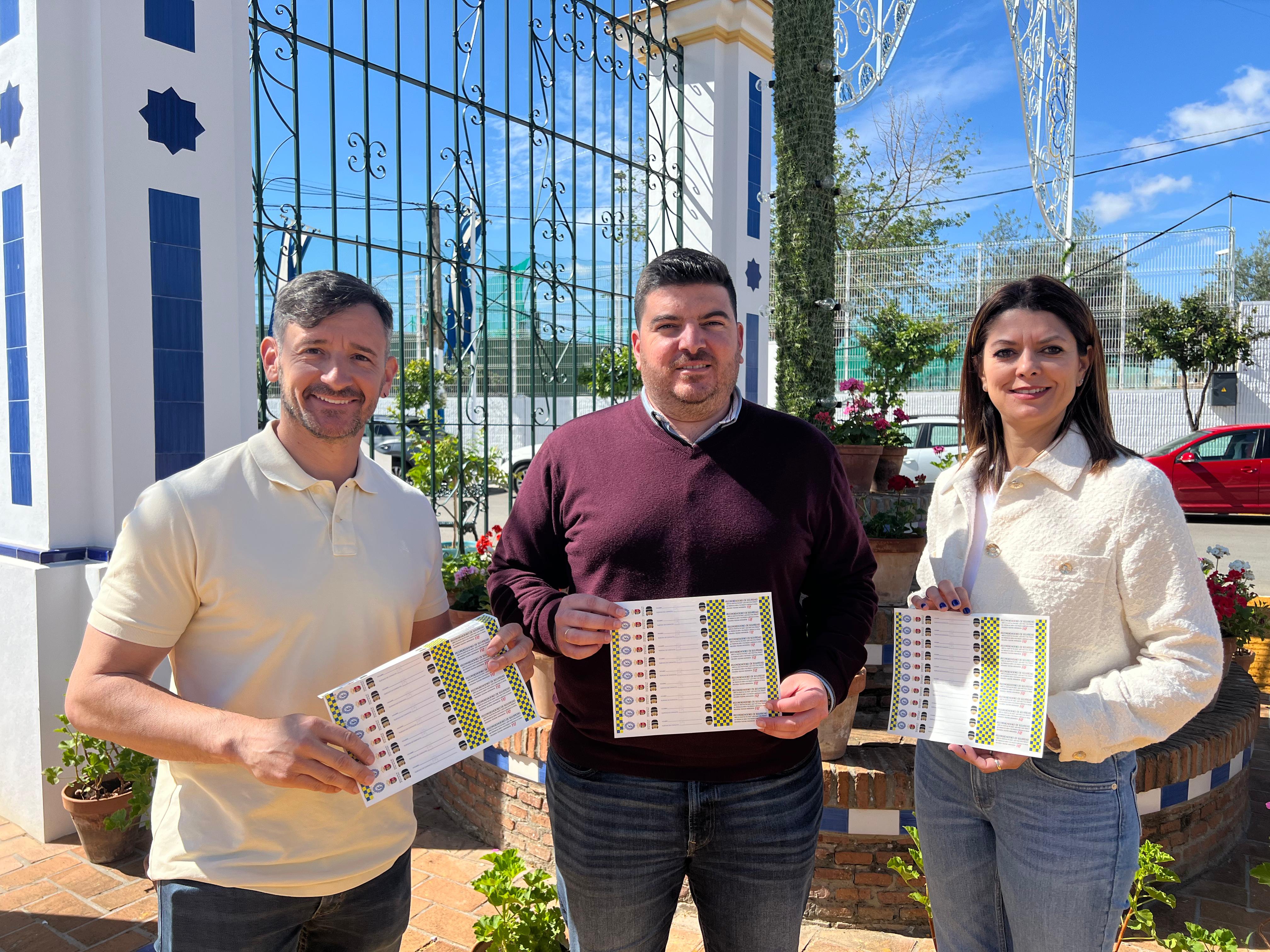 Jose Antonio Sánchez, Gabi Santos y Alicia Sánchez presentan las pulseras identificativas para los menores