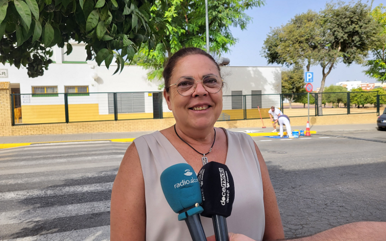 María José Sánchez supervisando los trabajos en el Colegio Albaicín