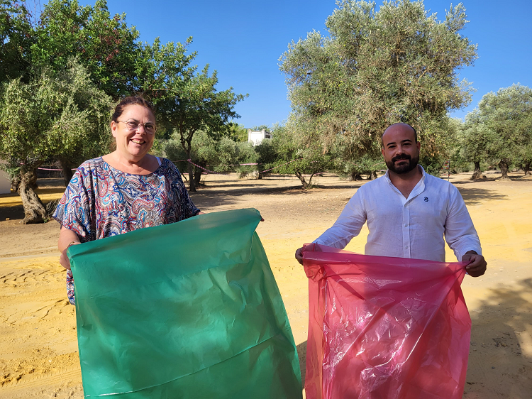 María José Sánchez y Fran Ruiz campaña reciclaje Romería